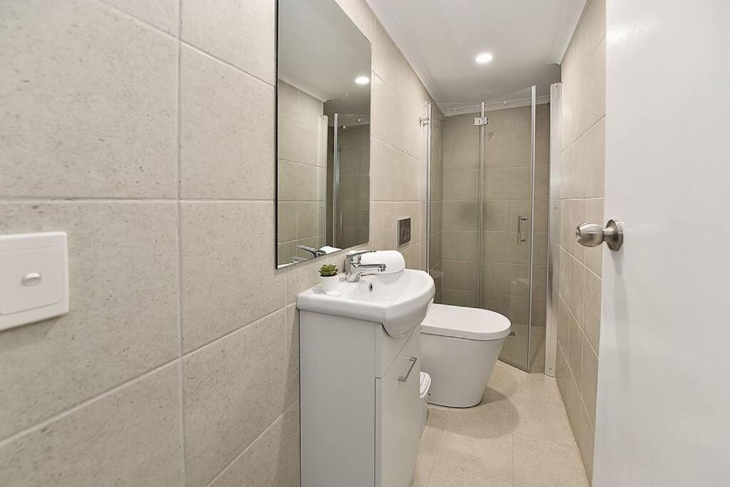 53cr5 - New Loft Style Nxt 2 Rmit! Sofa Bed, Ac, Balcony!