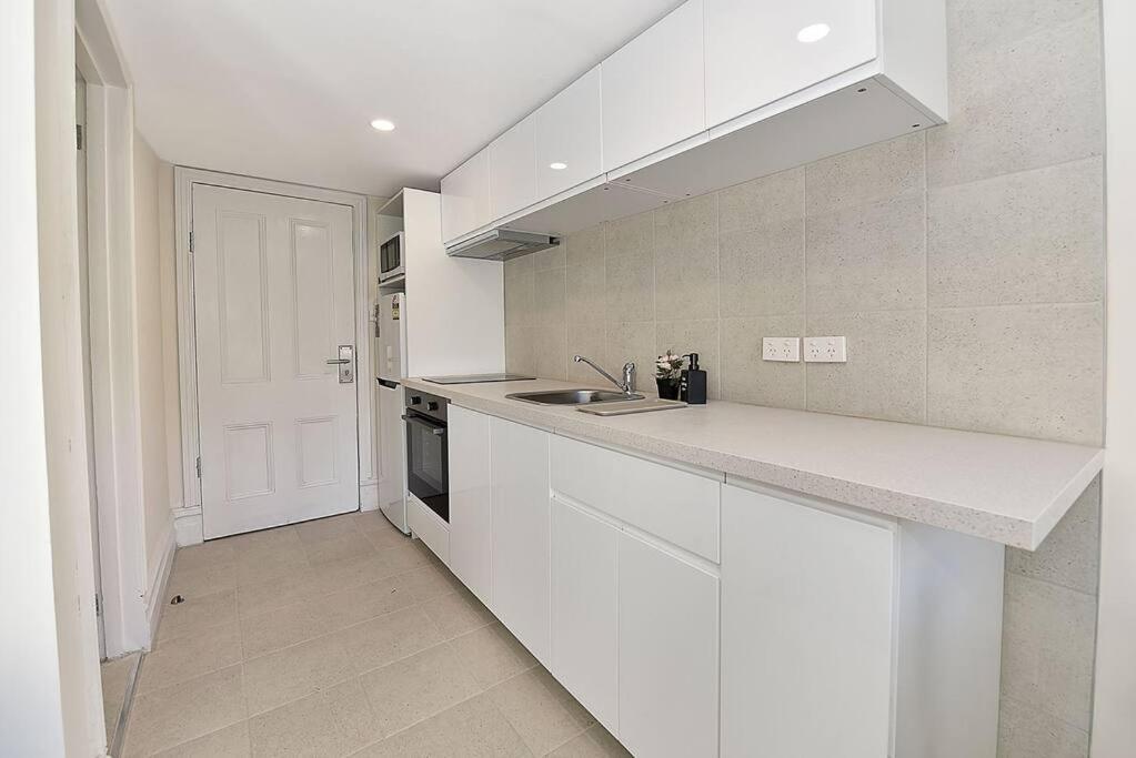 53cr5 - New Loft Style Nxt 2 Rmit! Sofa Bed, Ac, Balcony! Melbourne