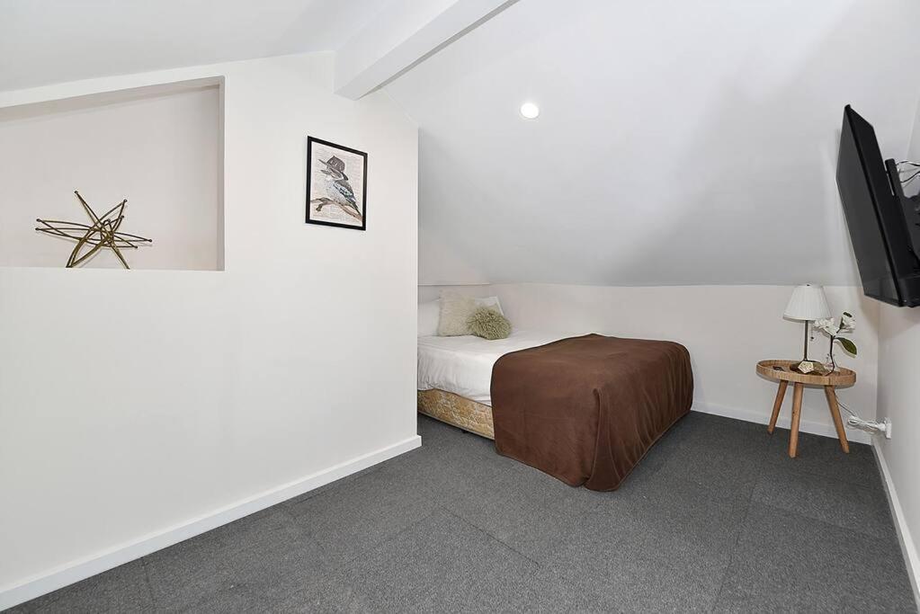 53cr5 - New Loft Style Nxt 2 Rmit! Sofa Bed, Ac, Balcony! Apartment