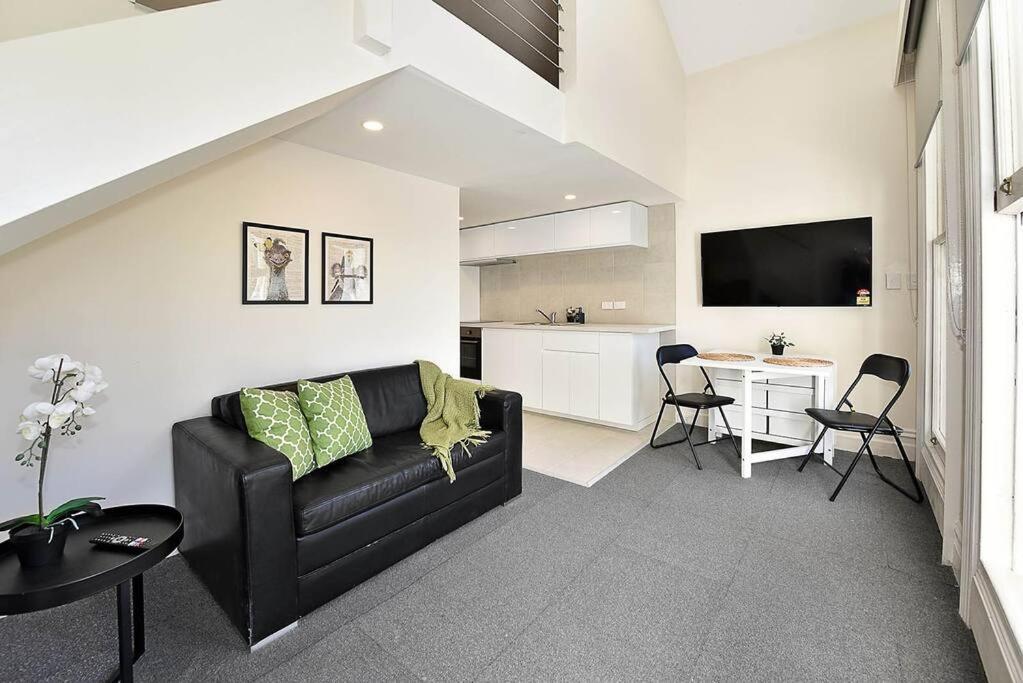 53cr5 - New Loft Style Nxt 2 Rmit! Sofa Bed, Ac, Balcony! *
