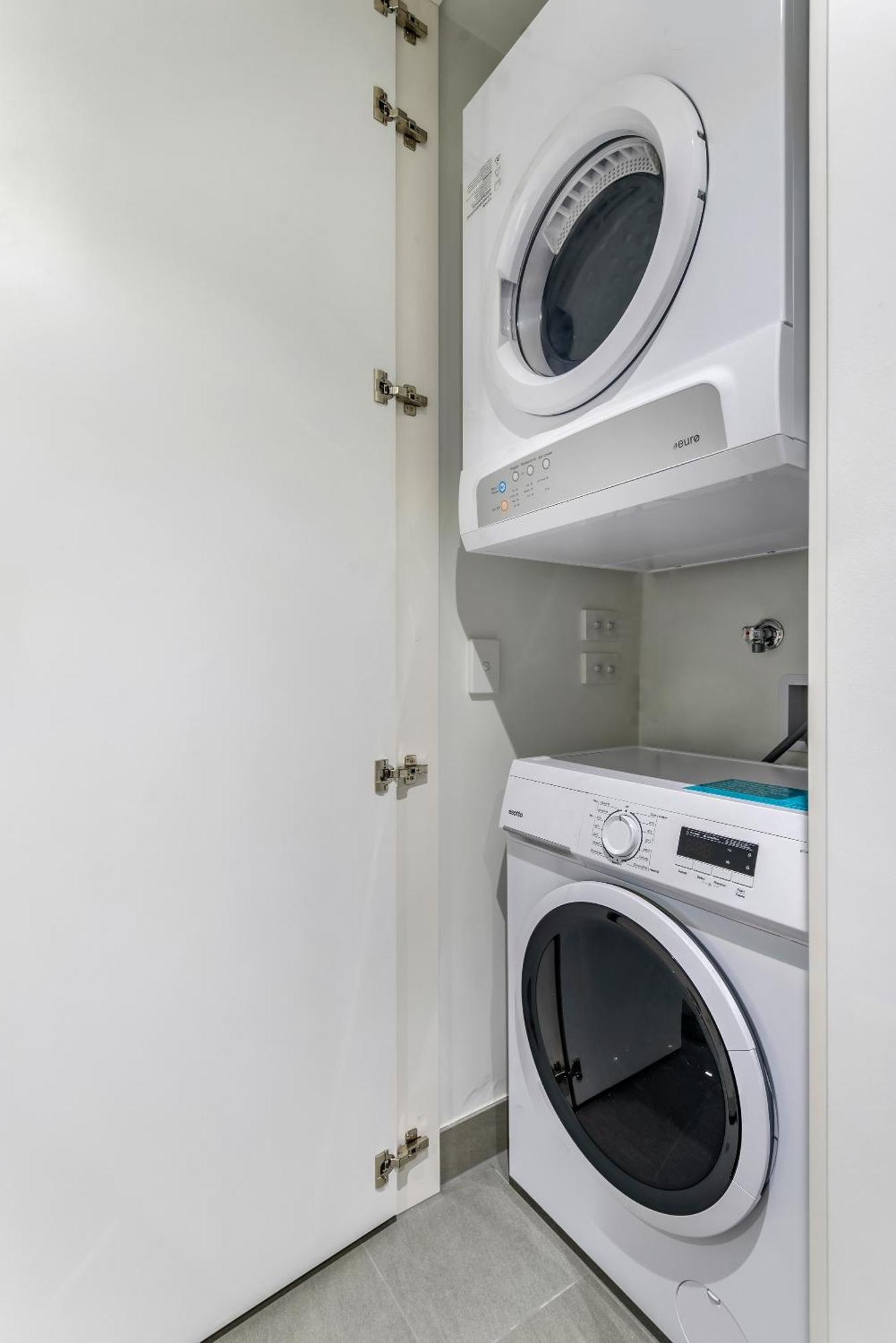 Modern Southbank 2-bed With Gym & Pool Apartment *