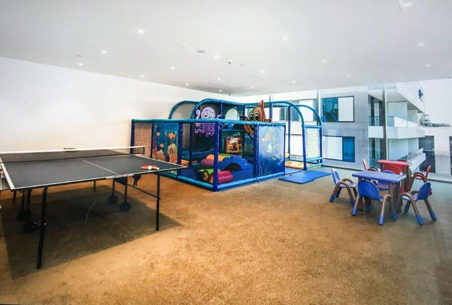 Spectacular 3-bedroom Penthouse With Private Lift On St Kilda Rd Apartment *