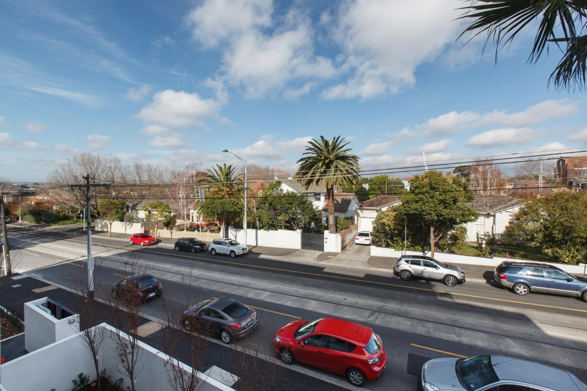 Chic 1-bed With A Sleek Balcony Near Shops Melbourne