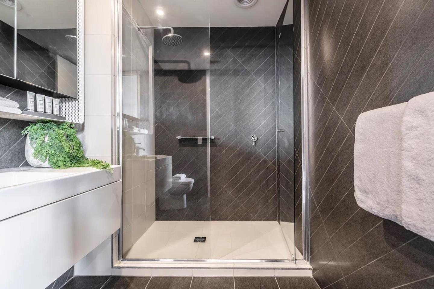 Bridge Rd Work, Rest & Play In Bustling Richmond Apartment