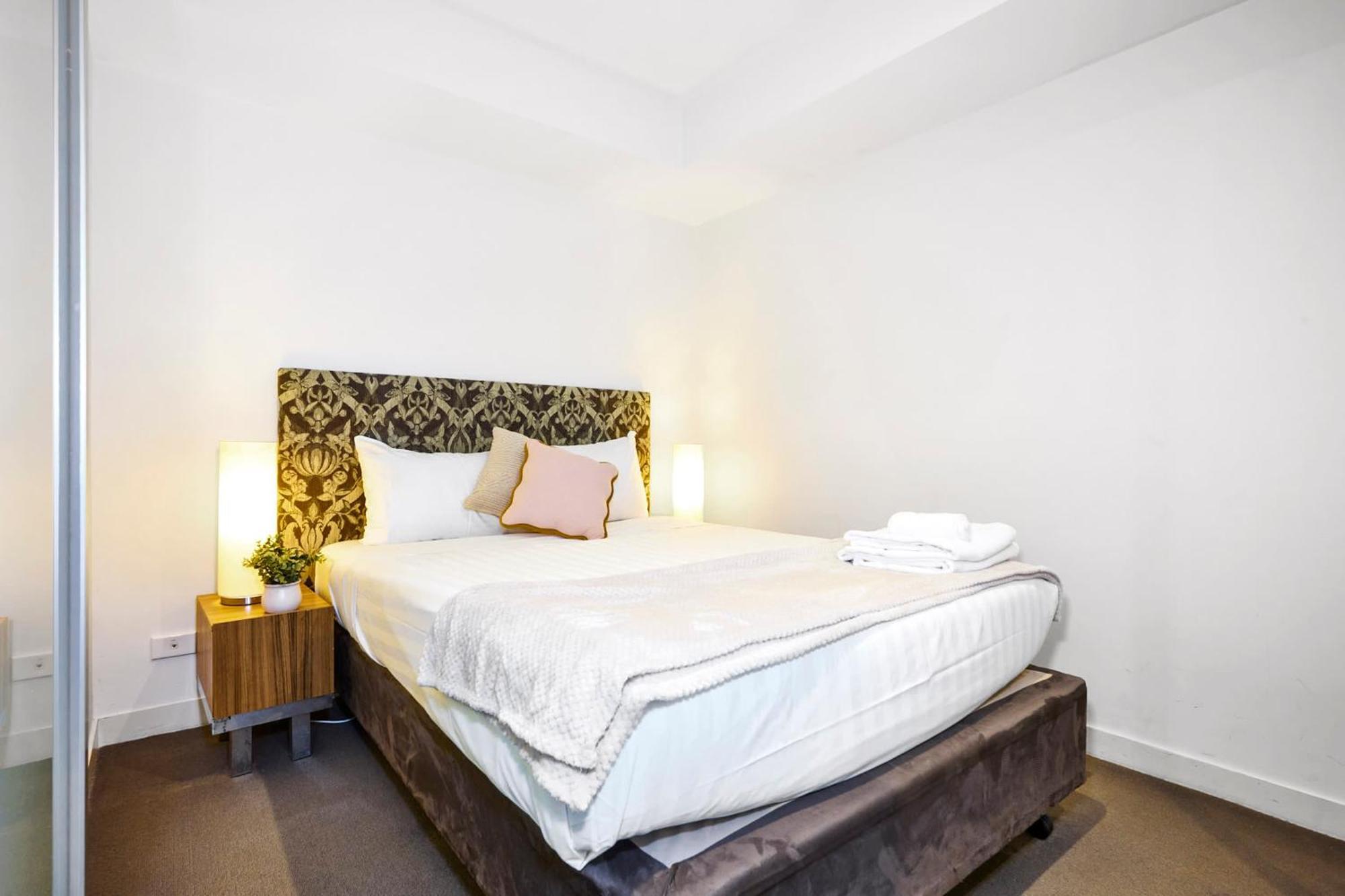 Charming 1-bed On St Kilda Rd Apartment