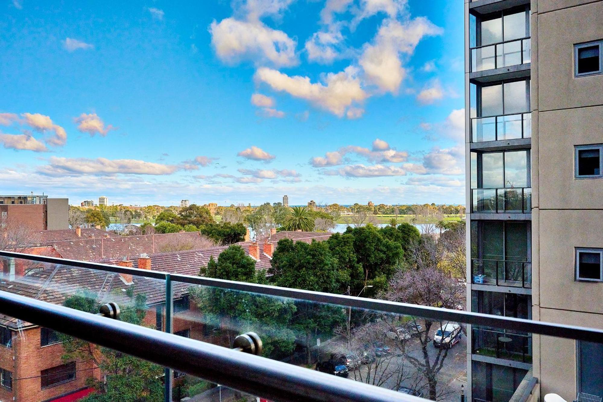 Charming 1-bed On St Kilda Rd Apartment *