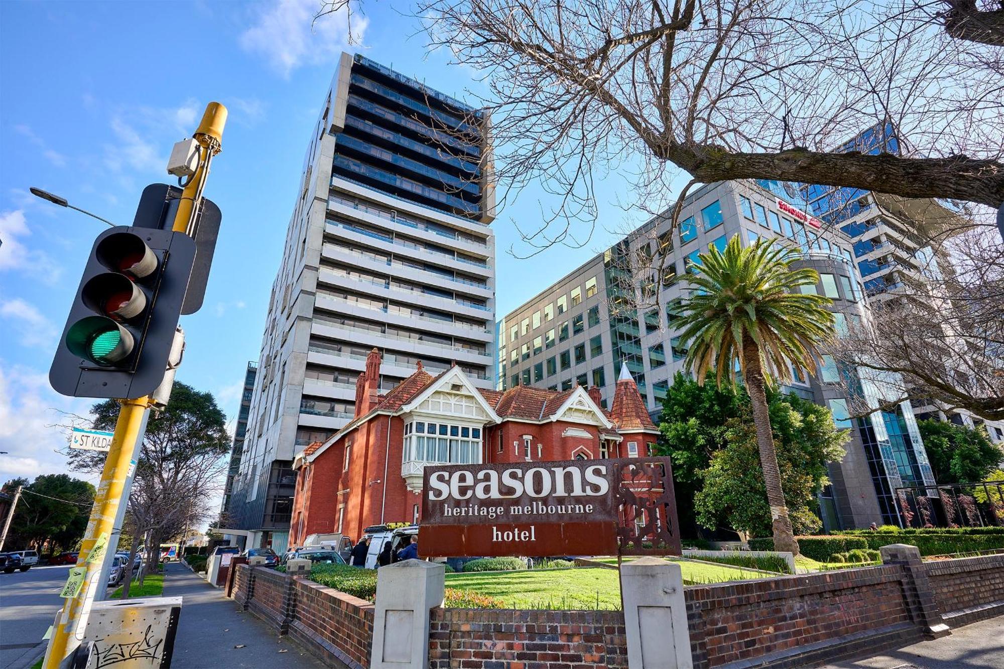 Charming 1-bed On St Kilda Rd Apartment *