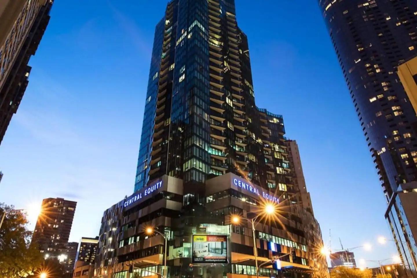 Panoramic Skyline Haven Apartment