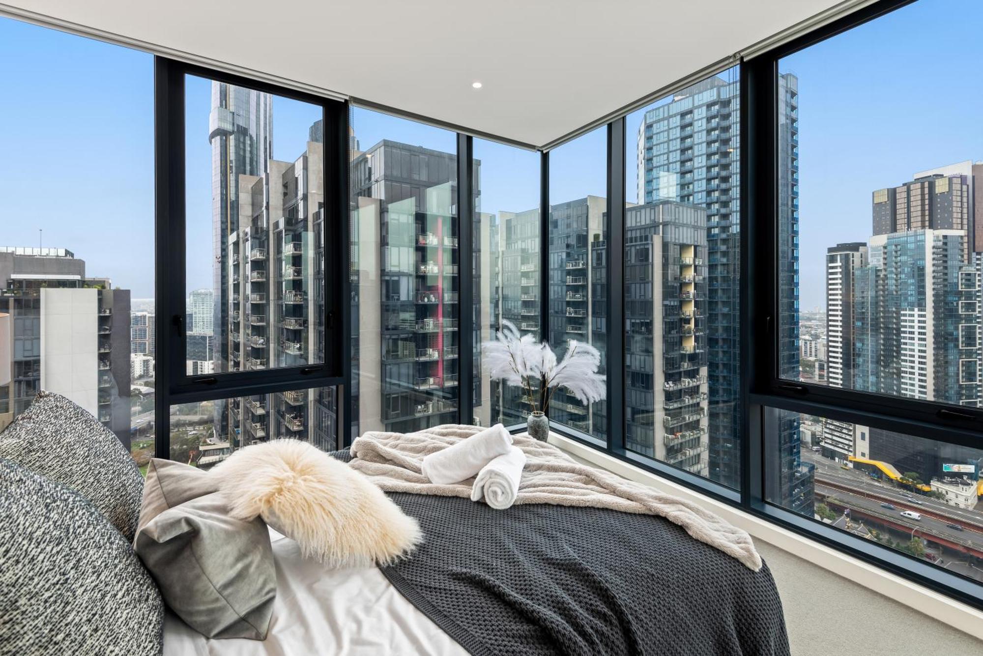 Panoramic Skyline Haven Apartment