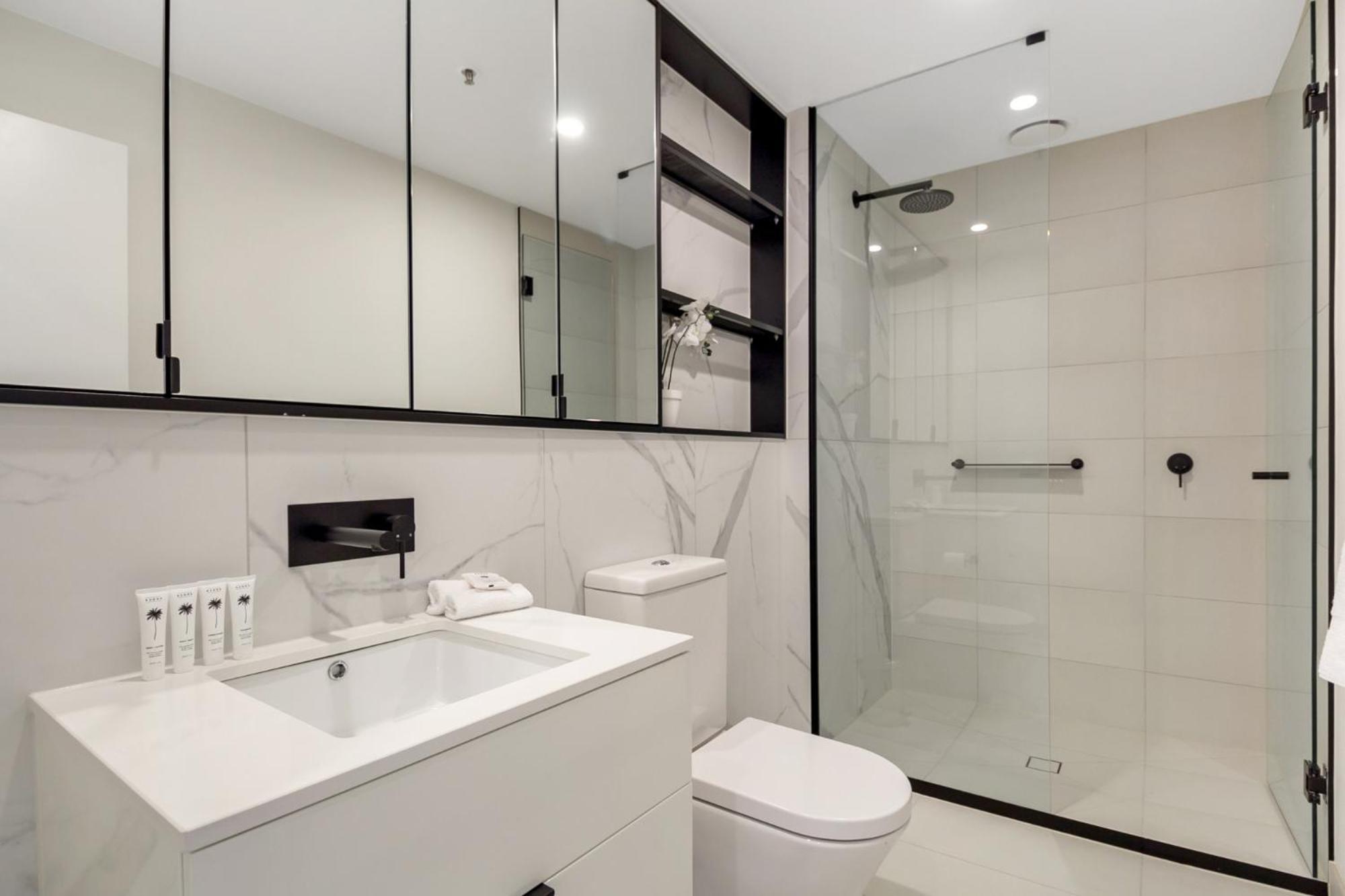 Apartment Stylish 1-bed With Balcony, Sauna & Gym *