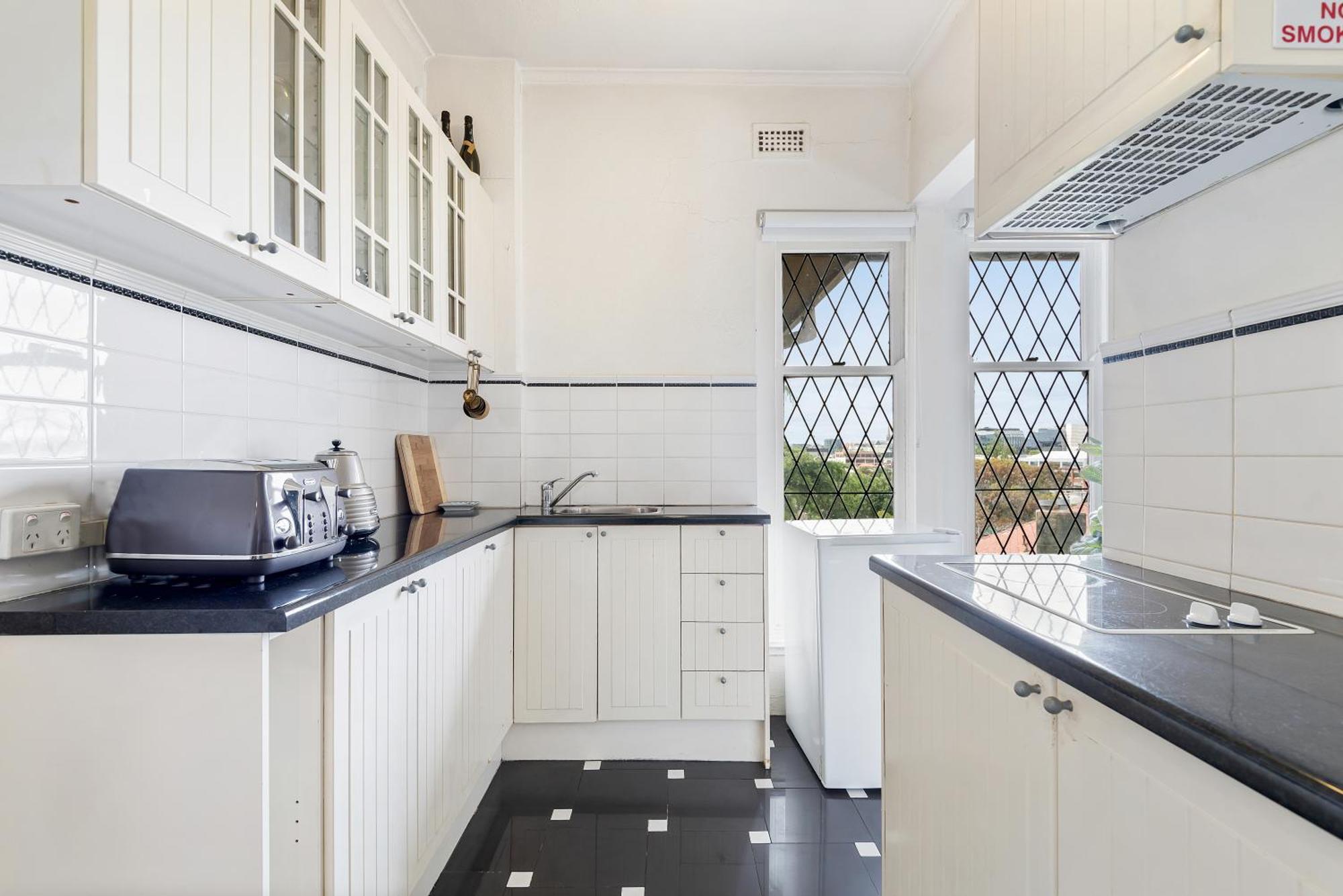 Large 1 Bdrm Light Filled With Views, South Yarra Apartment *