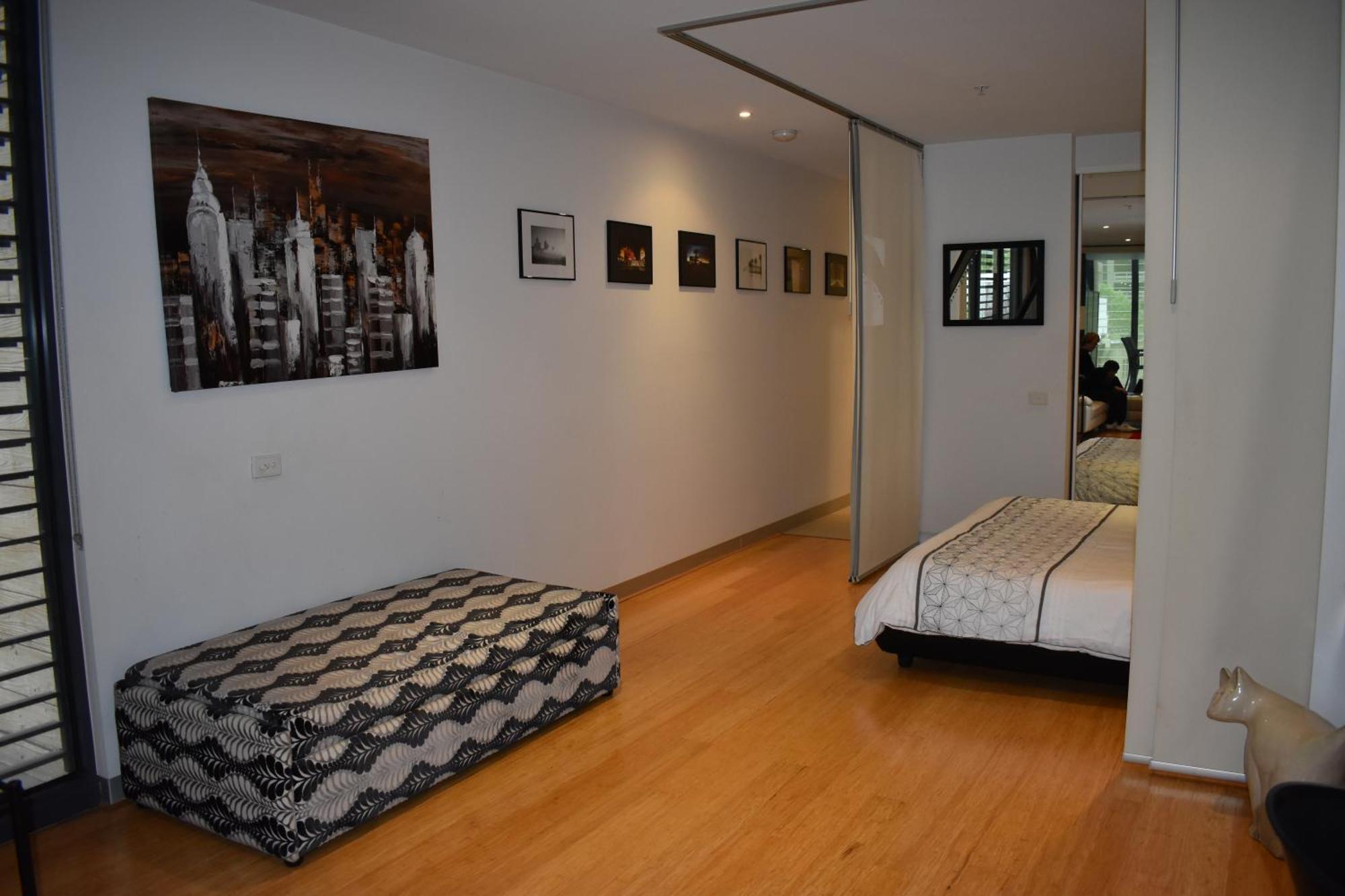 Spacious 1 Bedroom In The Heart Of Melbourne's Cbd Apartment