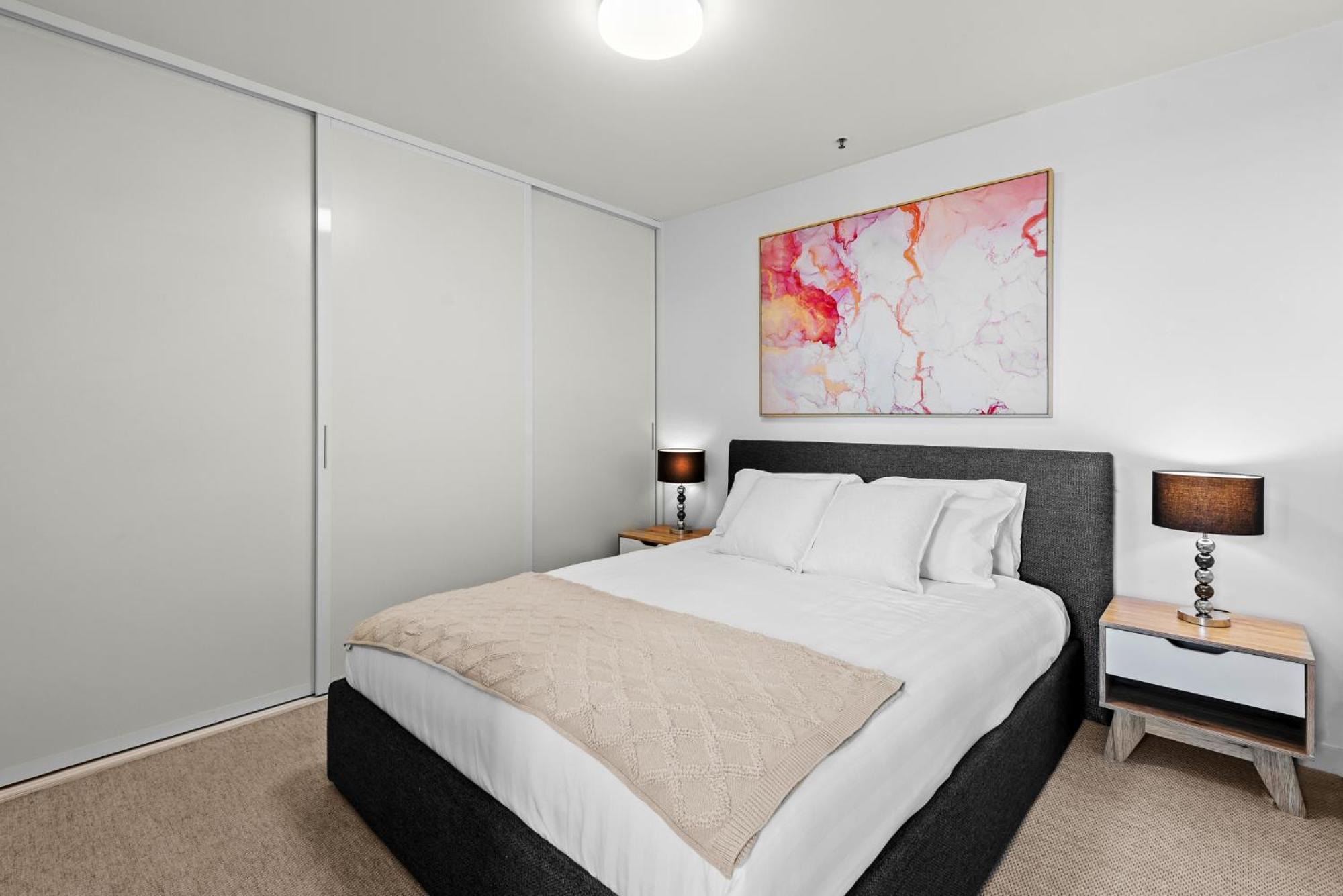 Modern 1-bed & Views, Steps From Racecourse Melbourne