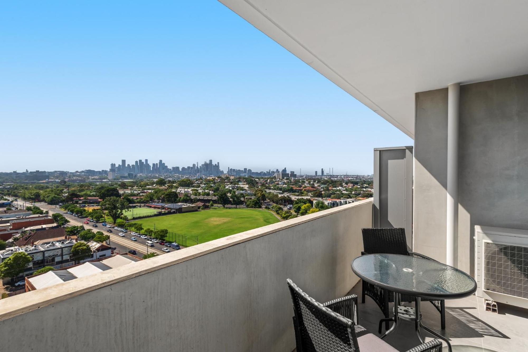 Modern 1-bed & Views, Steps From Racecourse Apartment *