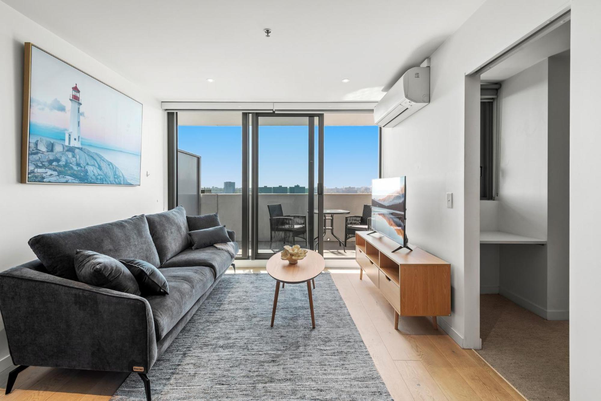 Apartment Modern 1-bed & Views, Steps From Racecourse *