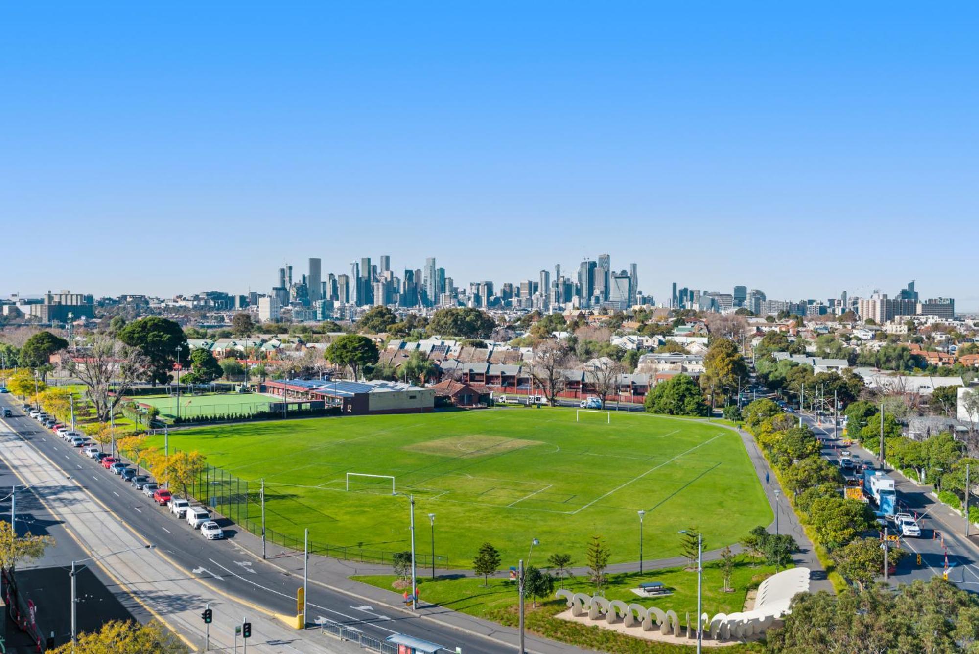 Modern 1-bed & Views, Steps From Racecourse * Melbourne