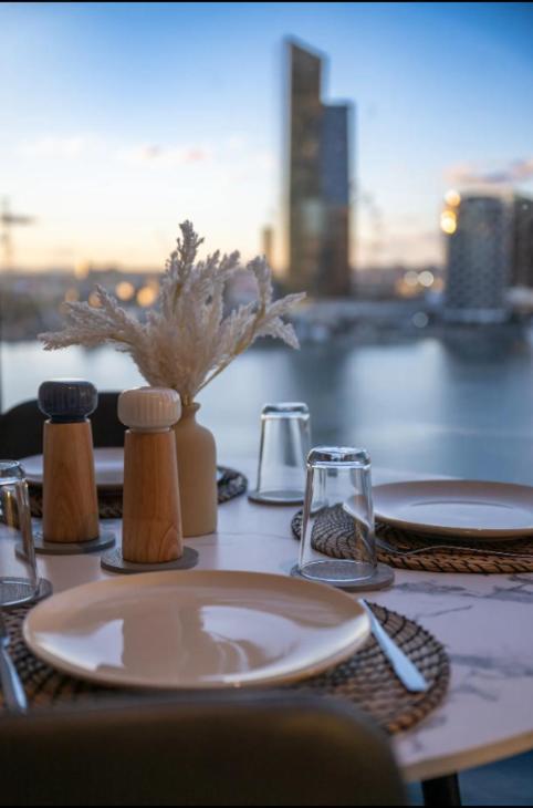 Vibrant Waterfront Docklands Living Apartment Melbourne