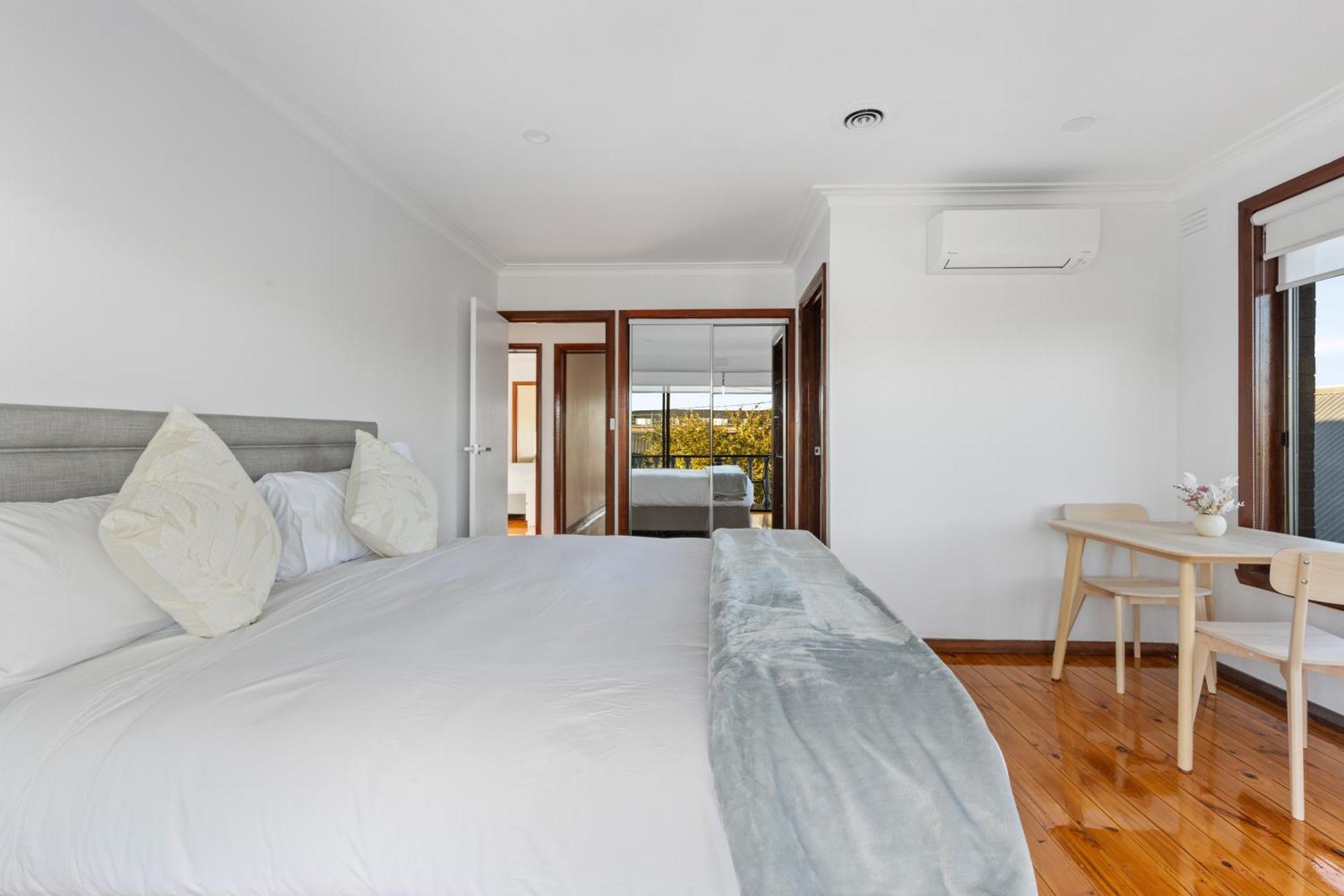 Charming Retreat In Footscray Holiday home