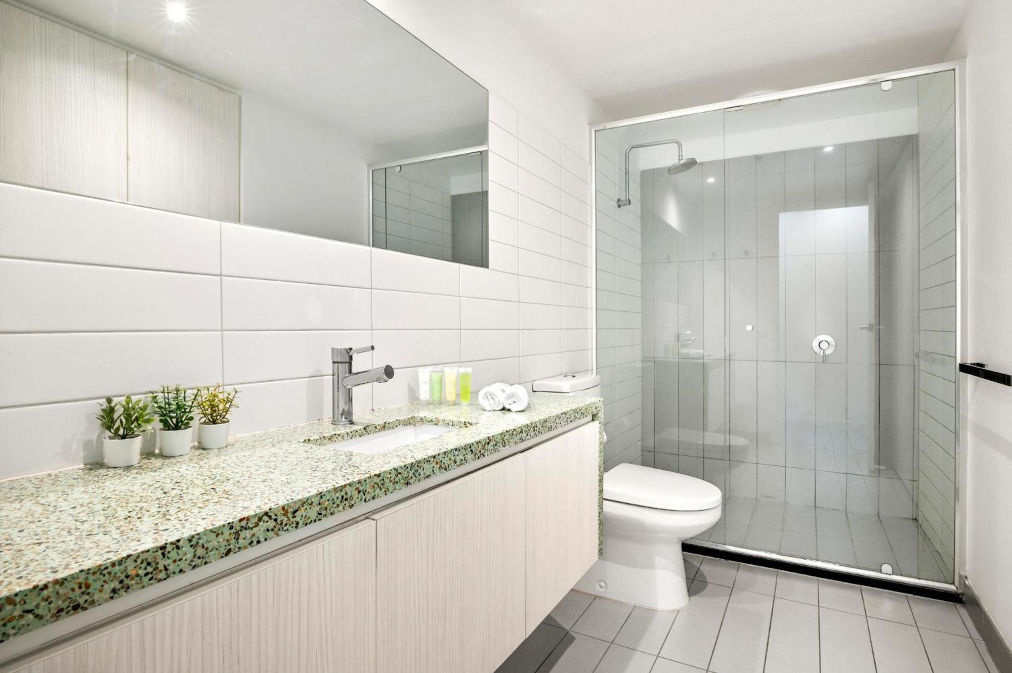 Apartment Rooftop Pool 2br At Marvel Stadium With Free Parking *