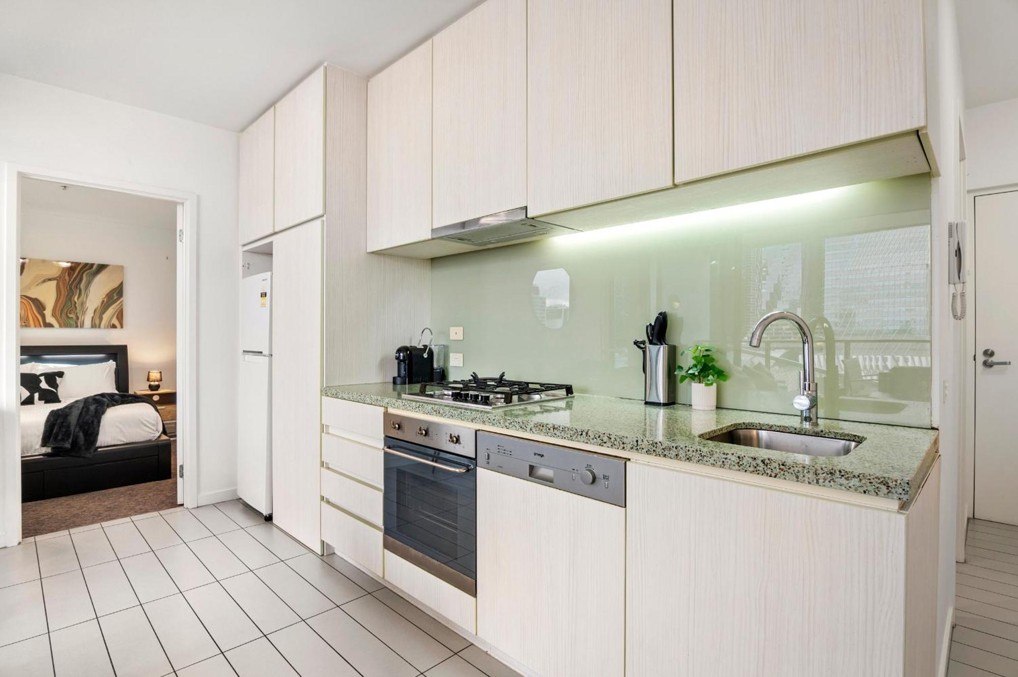 Apartment Rooftop Pool 2br At Marvel Stadium With Free Parking Melbourne