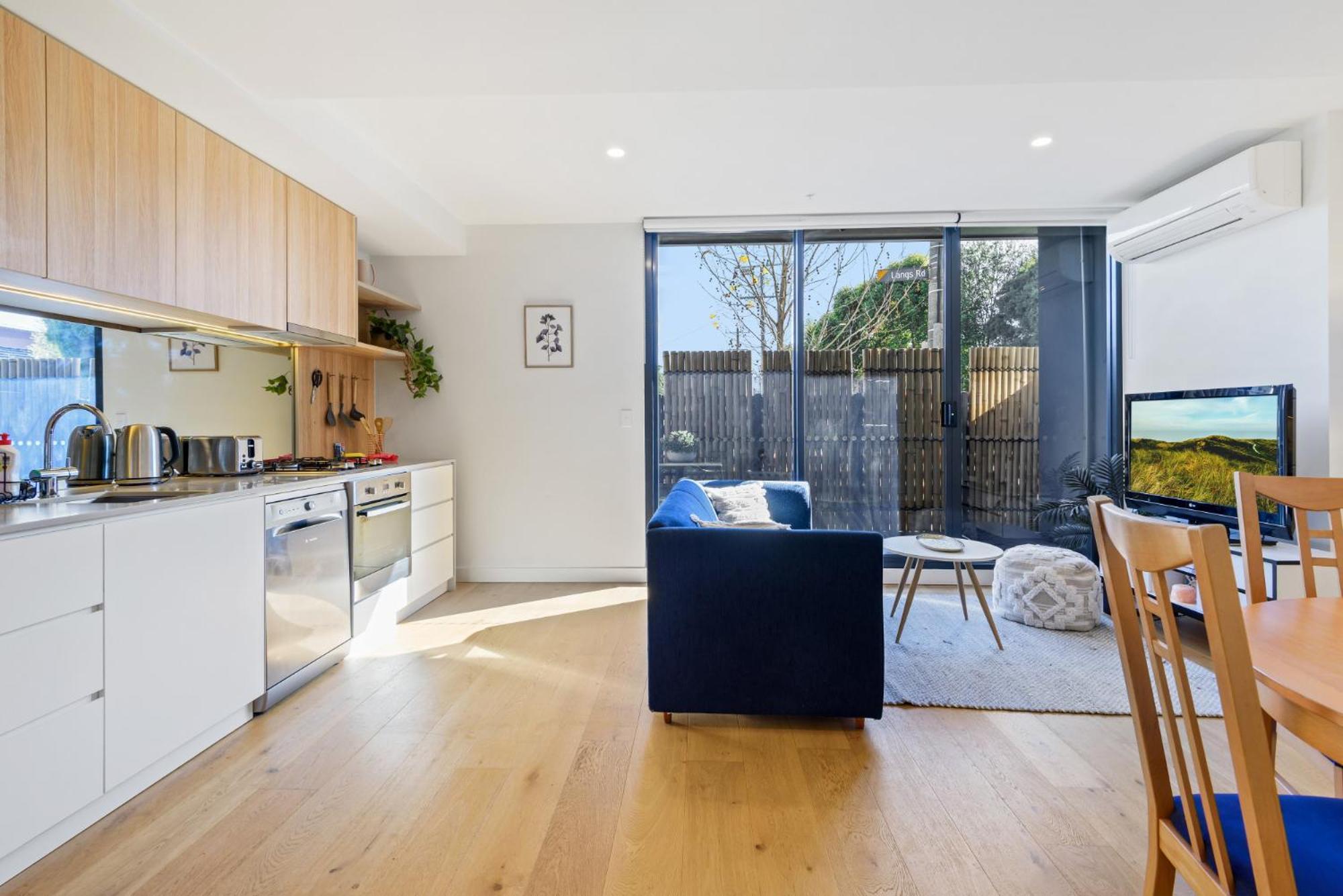 Cosy 1-bed With Private Balcony By Showgrounds * Melbourne
