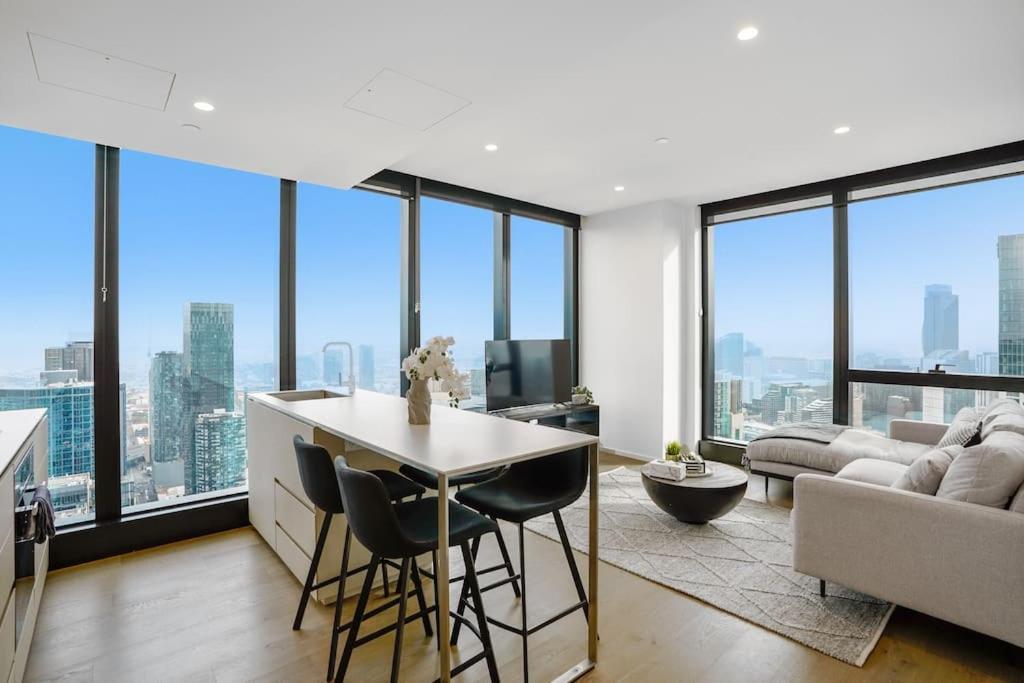 Level 55-pure Elegance Urban Skyline Views 2b2b Apartment *
