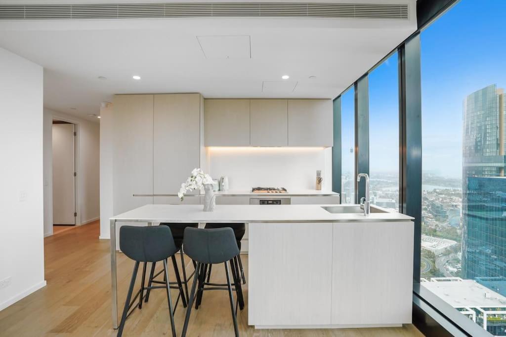 Level 55-pure Elegance Urban Skyline Views 2b2b Apartment *