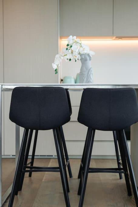 Level 55-pure Elegance Urban Skyline Views 2b2b Apartment