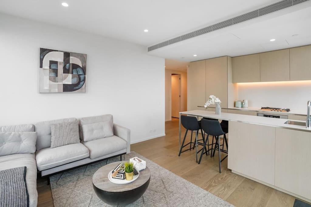 Level 55-pure Elegance Urban Skyline Views 2b2b Apartment Melbourne
