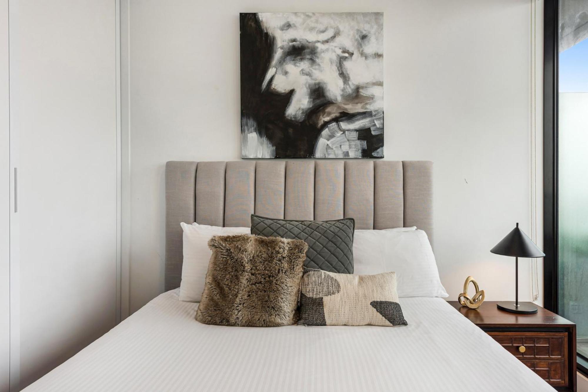 Chic 1-bed With Views Parking Gym & Pool *