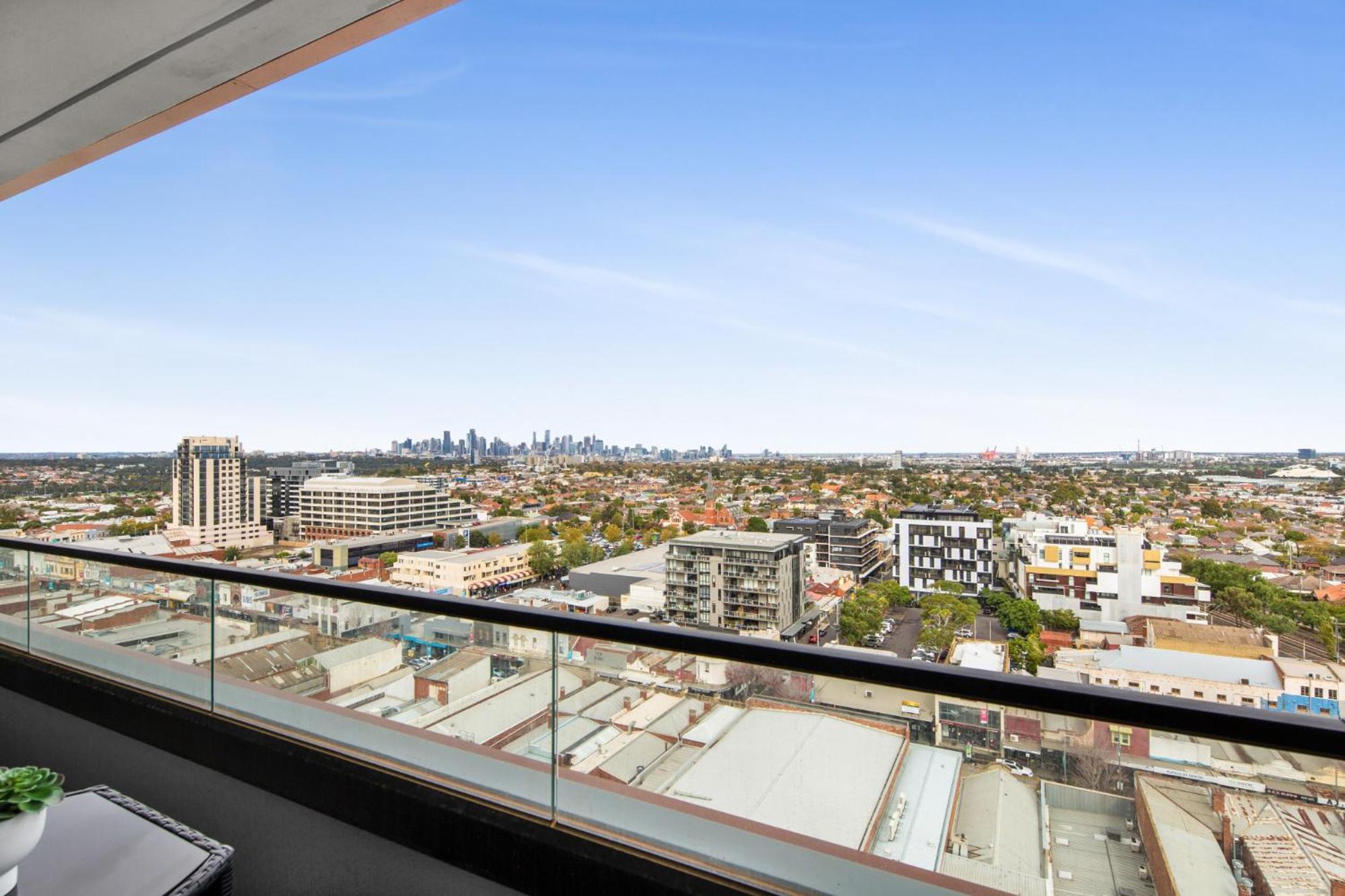 Chic 1-bed With Views Parking Gym & Pool Apartment