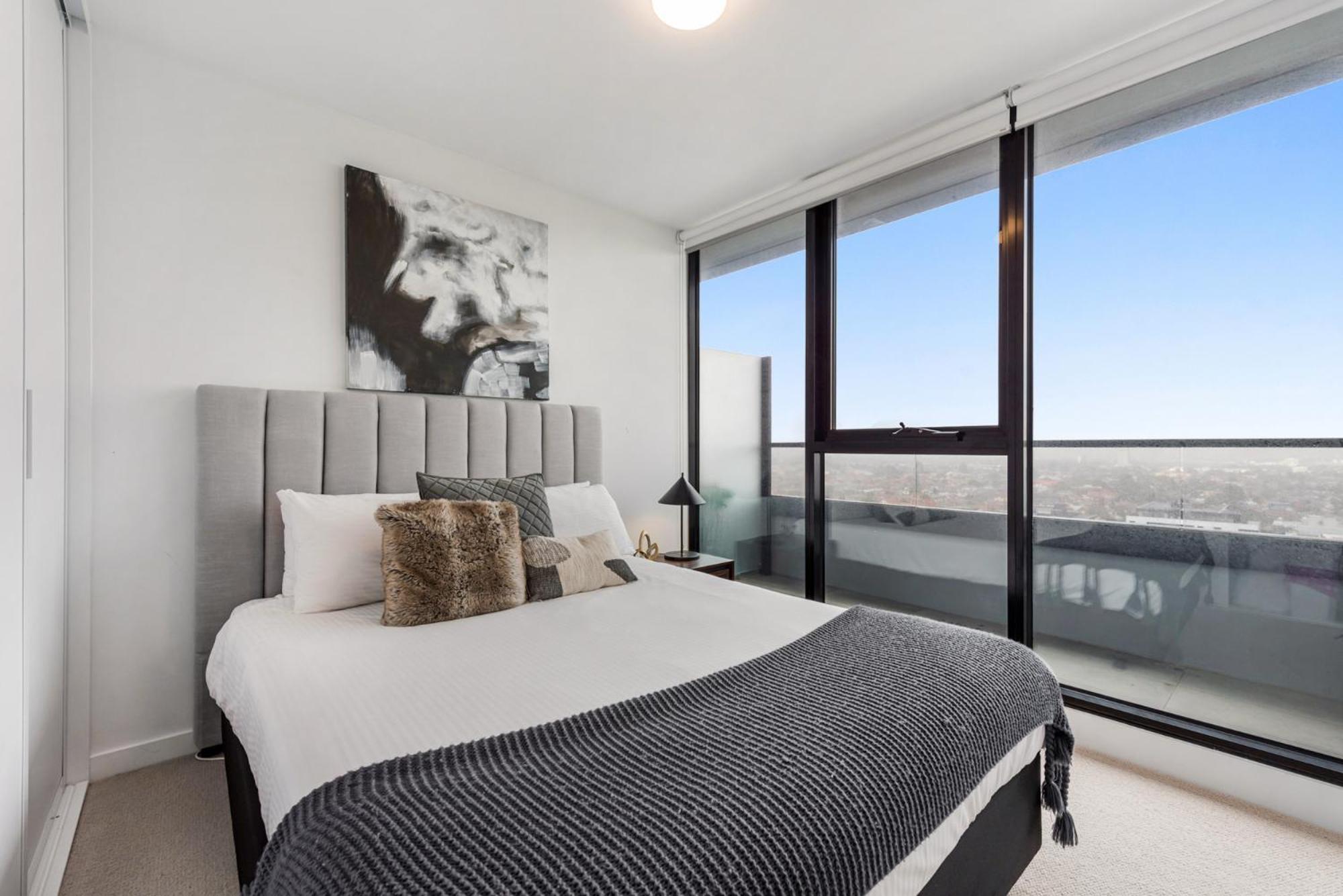Apartment Chic 1-bed With Views Parking Gym & Pool