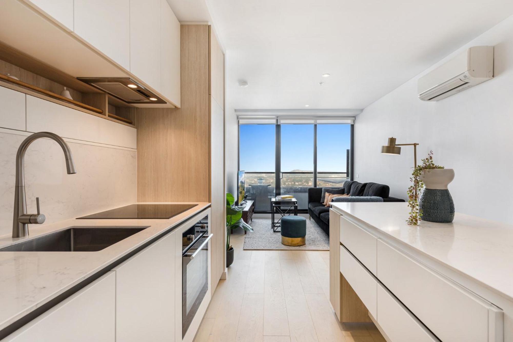 Chic 1-bed With Views Parking Gym & Pool Apartment *