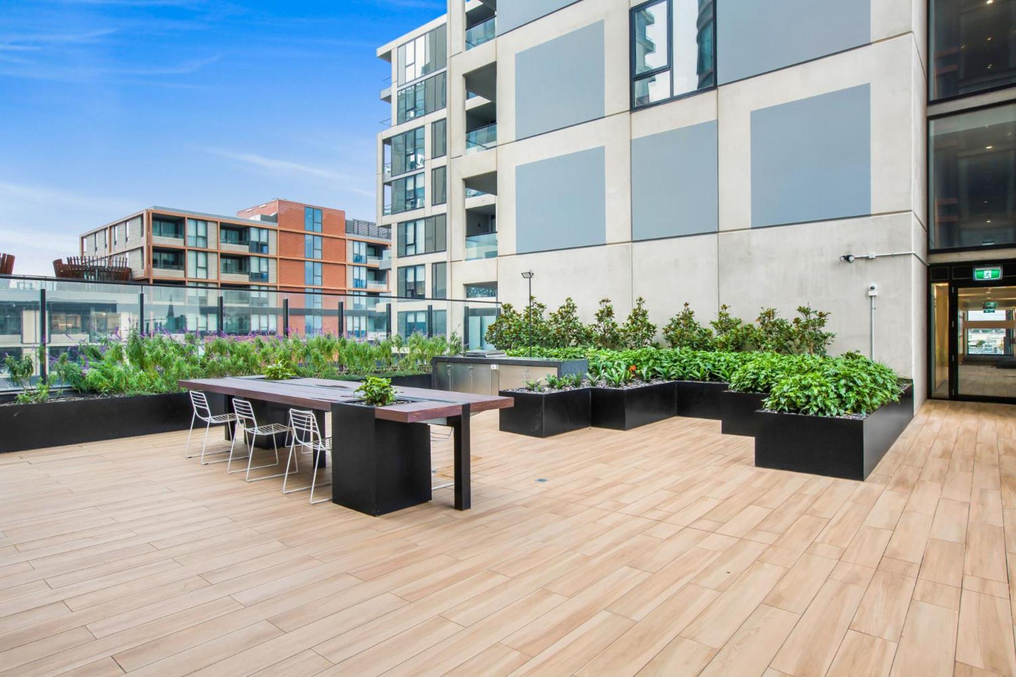 Chic 1-bed With Views Parking Gym & Pool Apartment Melbourne
