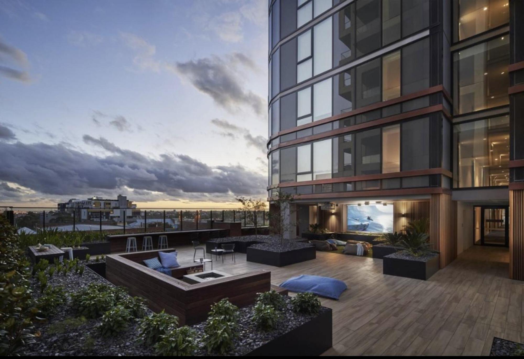 Chic 1-bed With Views Parking Gym & Pool *