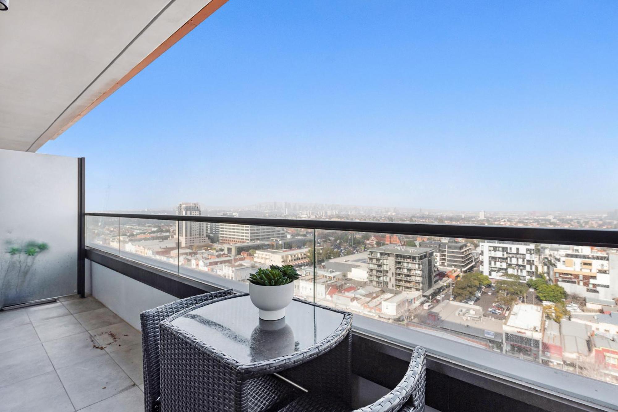 Chic 1-bed With Views Parking Gym & Pool Melbourne