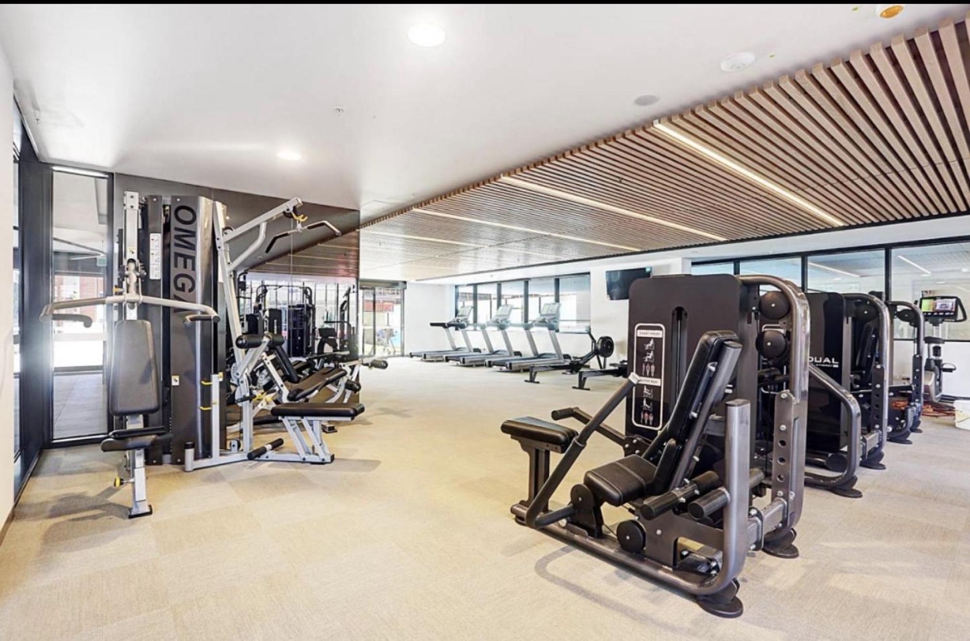 Chic 1-bed With Views Parking Gym & Pool Apartment