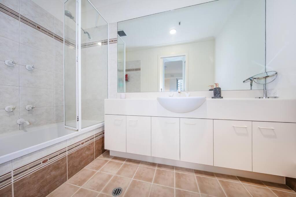 Spacious 1 Bedroom Close To Crown Melbourne