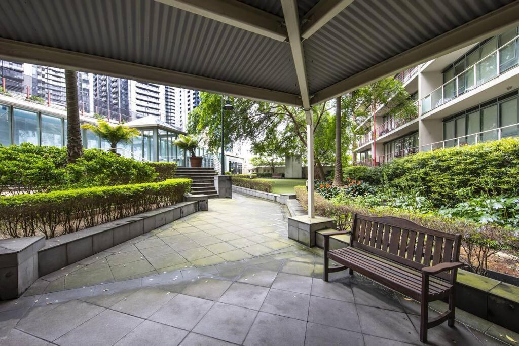 Spacious 1 Bedroom Close To Crown *