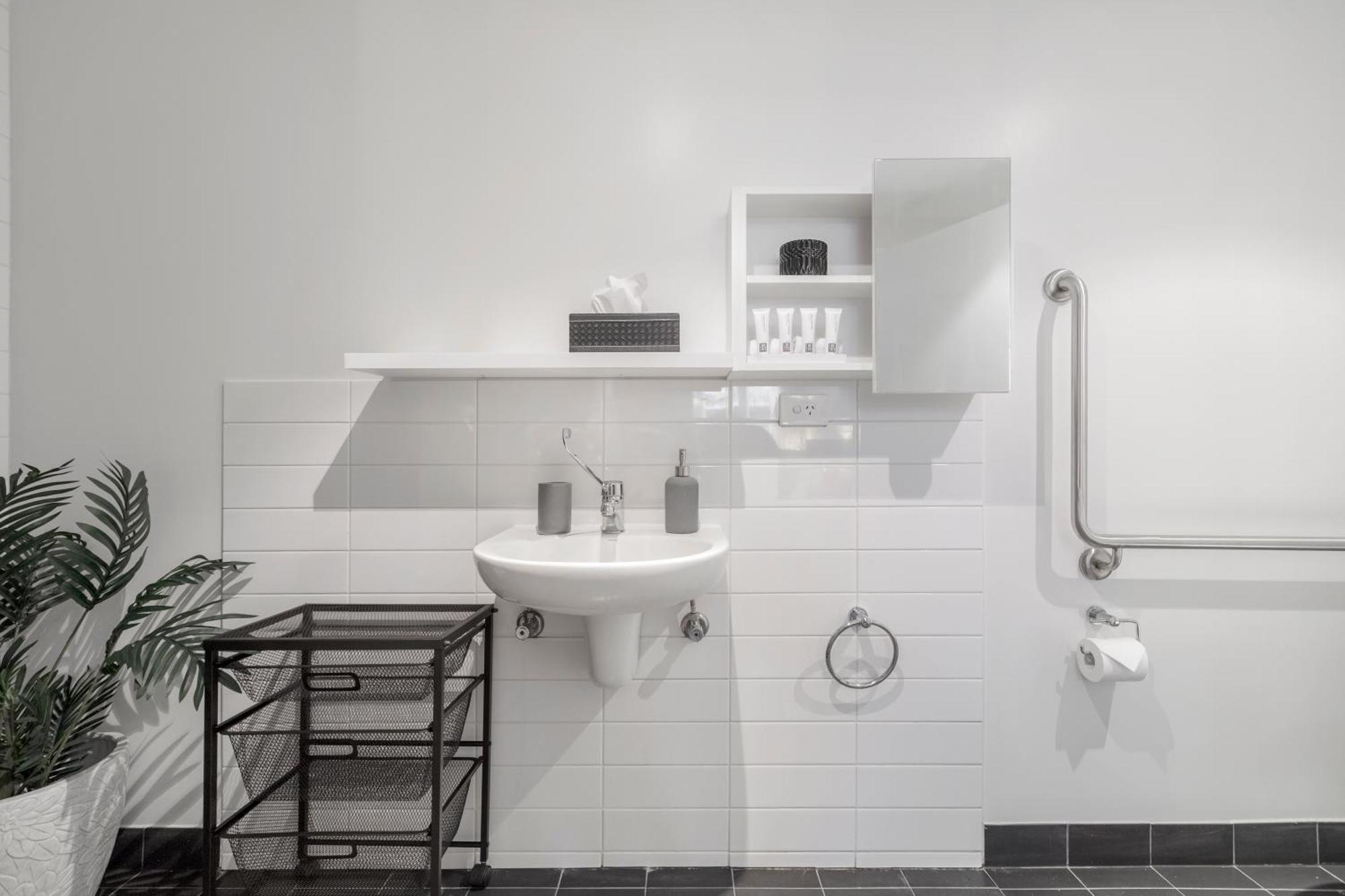 Boutique Retreat In Heart Of Cbd Mobility-friendly