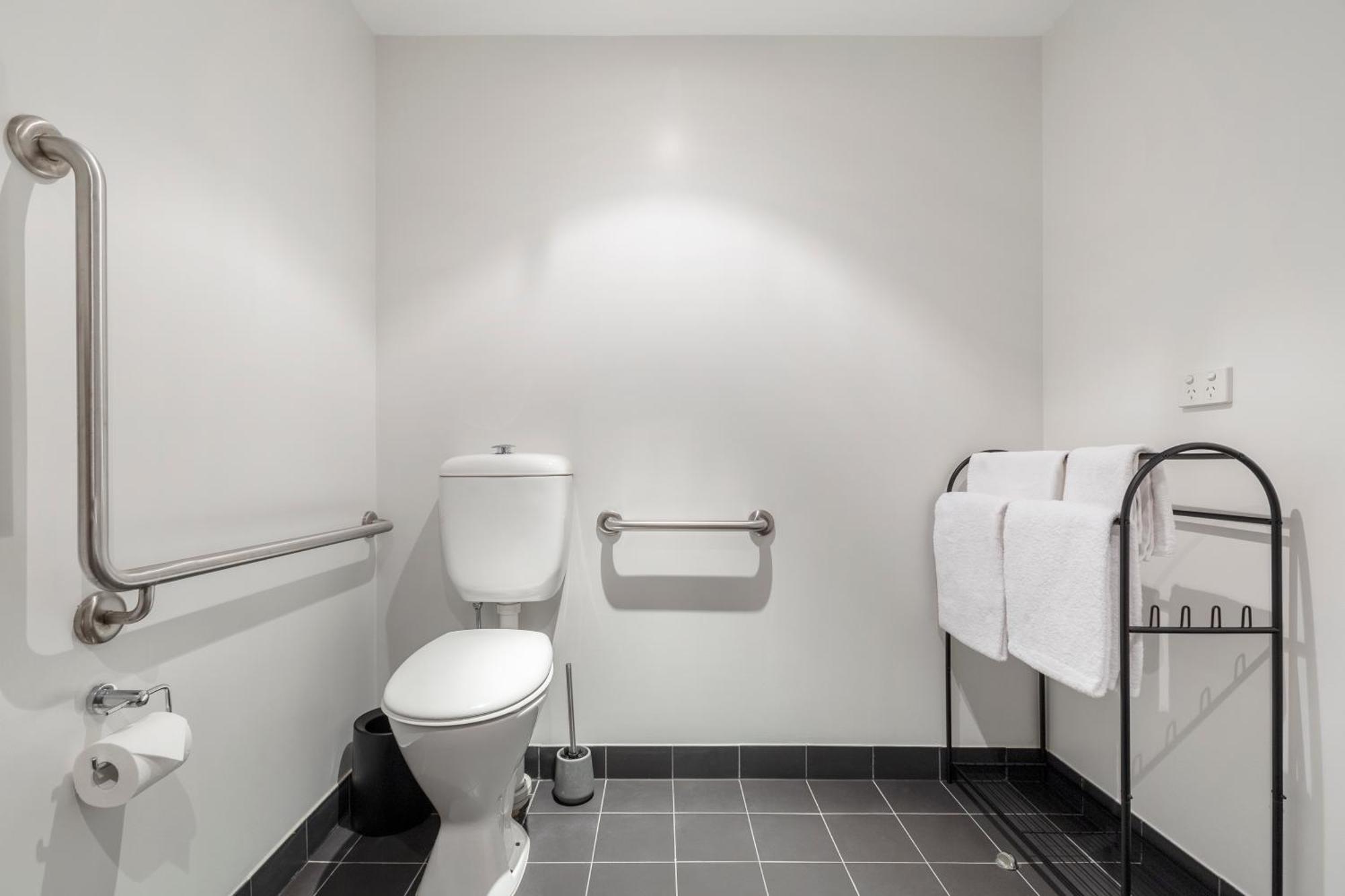 Boutique Retreat In Heart Of Cbd Mobility-friendly *