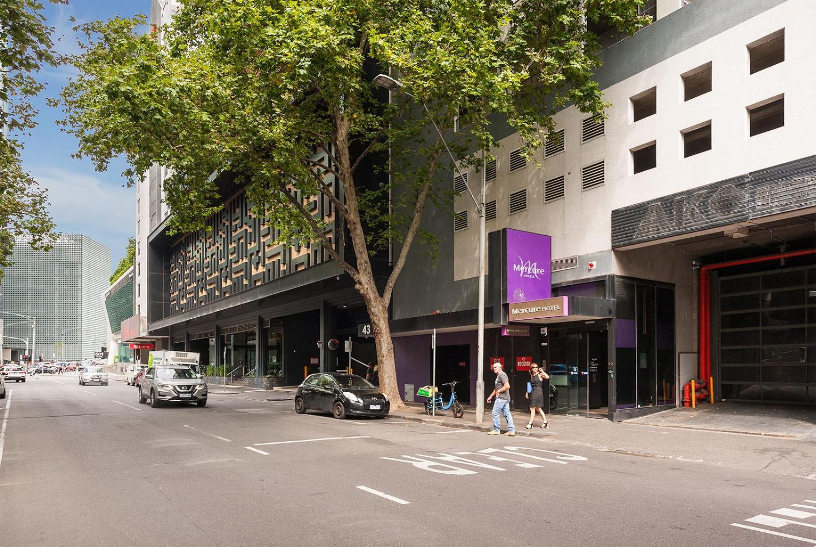 Boutique Retreat In Heart Of Cbd Mobility-friendly