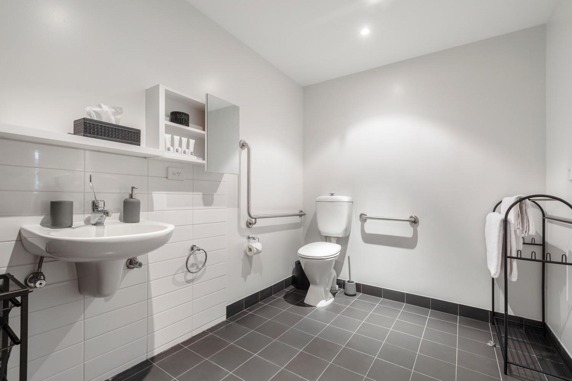Boutique Retreat In Heart Of Cbd Mobility-friendly Apartment Melbourne