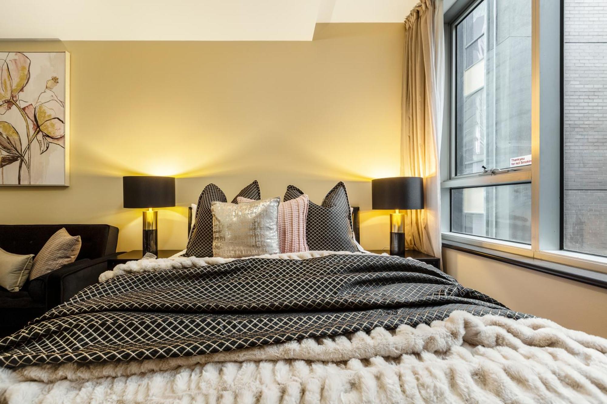 Boutique Retreat In Heart Of Cbd Mobility-friendly Apartment Melbourne