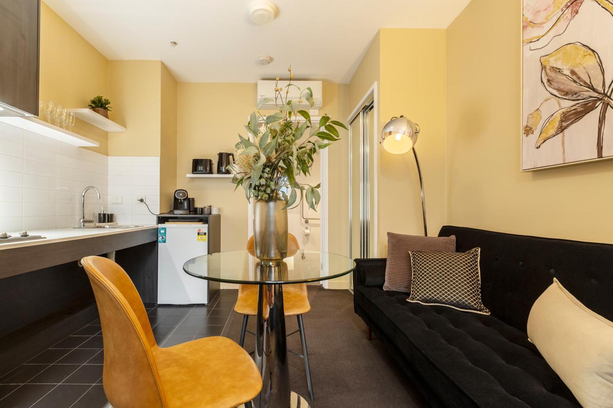 Apartment Boutique Retreat In Heart Of Cbd Mobility-friendly Melbourne