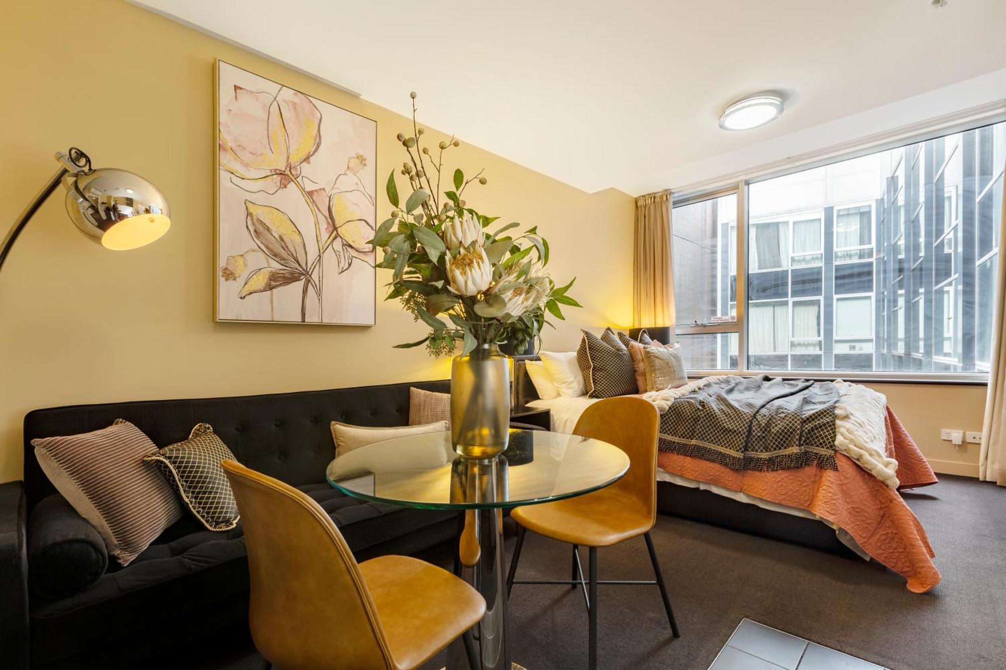 Boutique Retreat In Heart Of Cbd Mobility-friendly