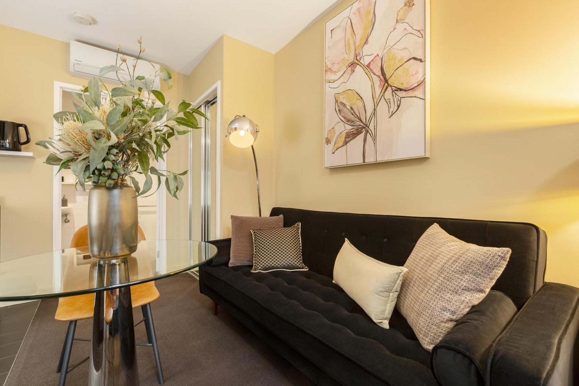 Boutique Retreat In Heart Of Cbd Mobility-friendly Apartment