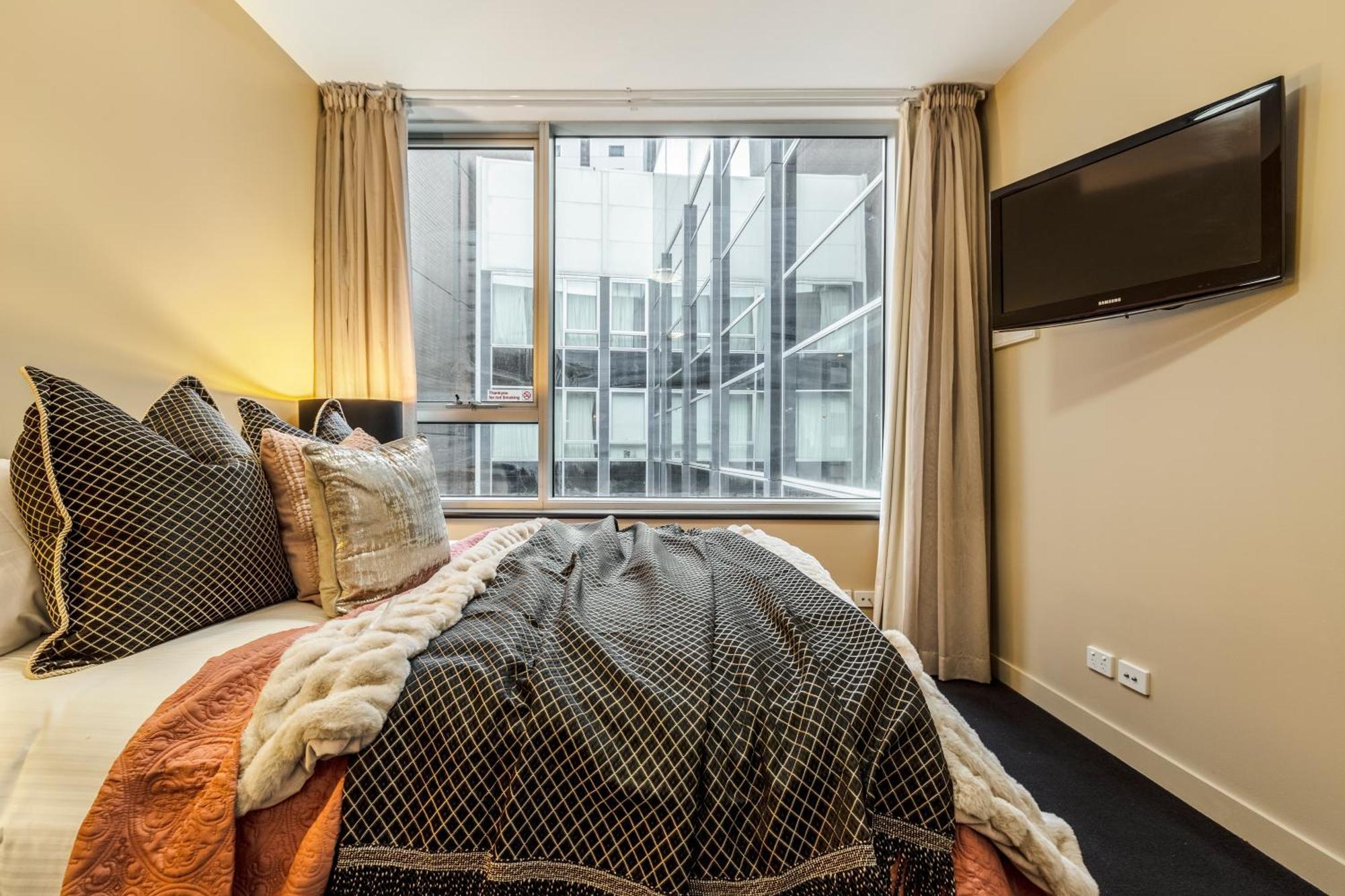 Boutique Retreat In Heart Of Cbd Mobility-friendly Apartment Melbourne