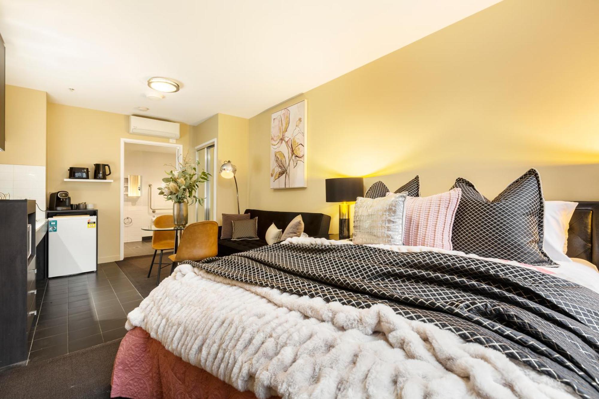 Apartment Boutique Retreat In Heart Of Cbd Mobility-friendly Melbourne