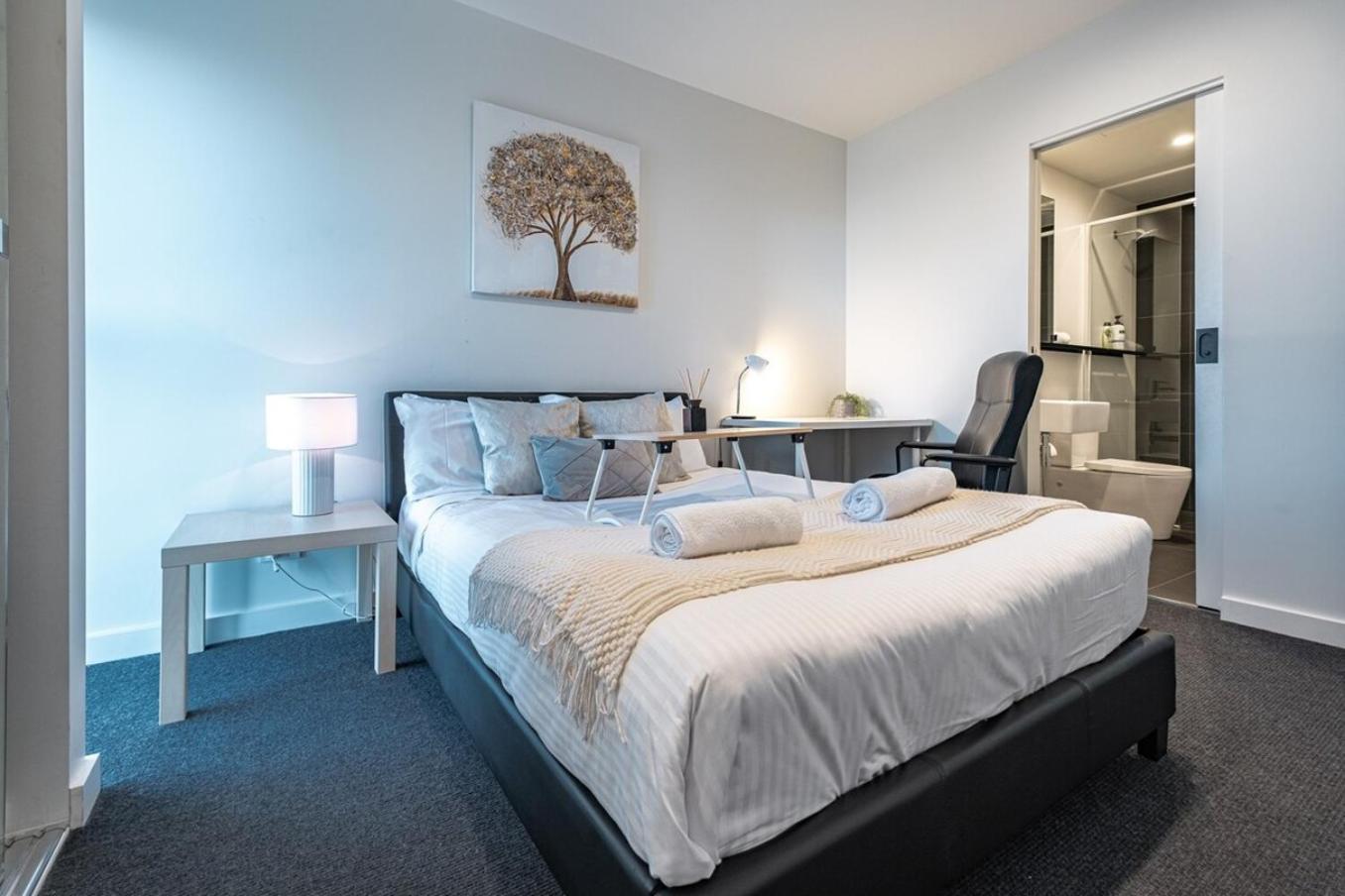 St Kilda 2br2ba Balcony Viewworkstation Park Apartment